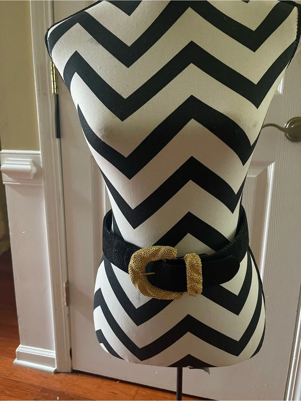 Carlisle leather black texture belt with oversized beaded gold tone buckle SZ XS